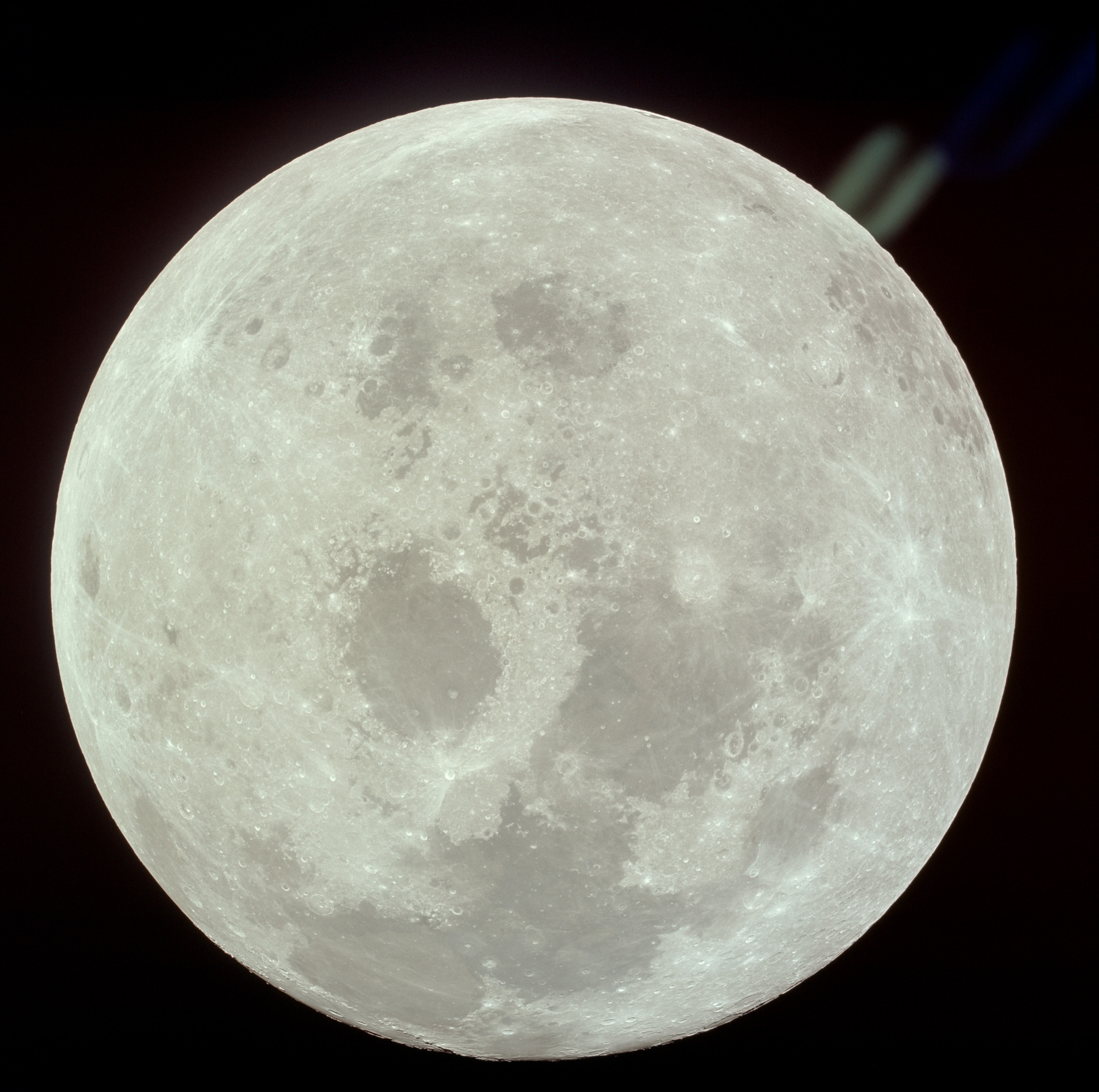Цветной снимок Луны