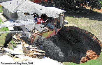 Sinkholes Florida on Sinkhole That Quickly Opened Up In Florida Apparently Eating A