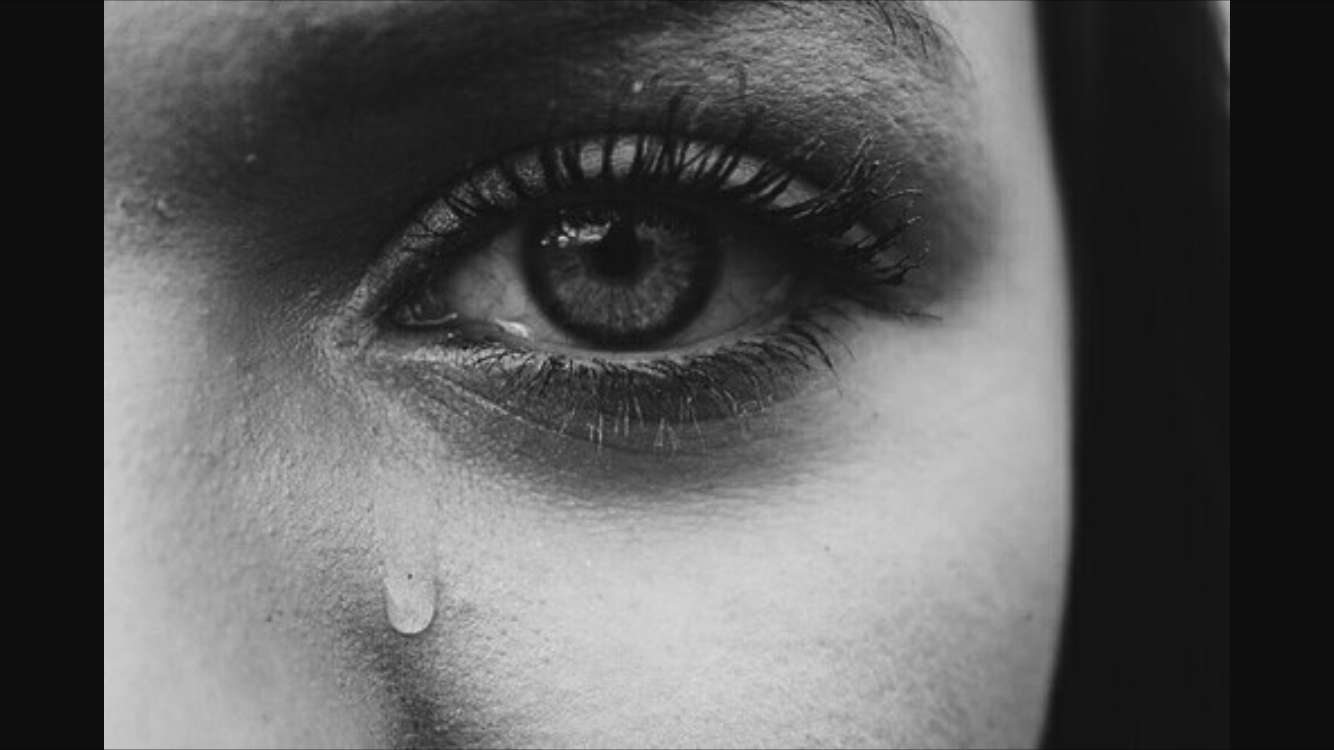 Красивые глаза плачут. Глаз черно белый. Девушка в слезах. Женские глаза. Глаз плачет.